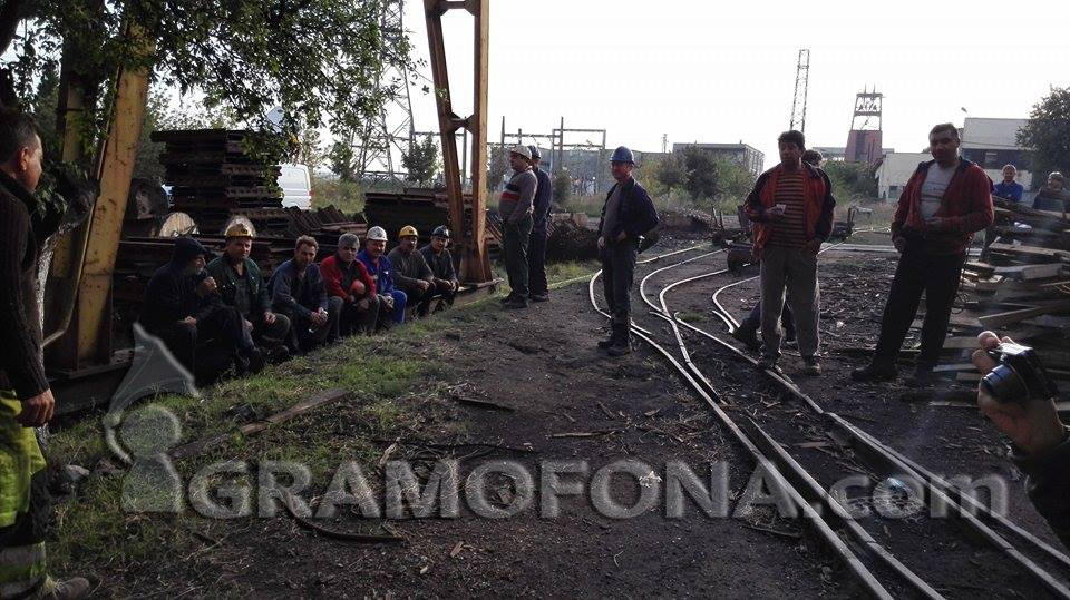 Миньори от Черно море живеят в бивша пералня, гонят ги заради дълговете на рудника