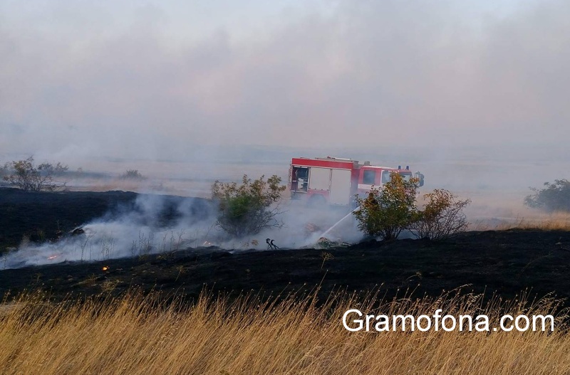 Над 100 души гасят пожара край Банево, на 3 фронта е