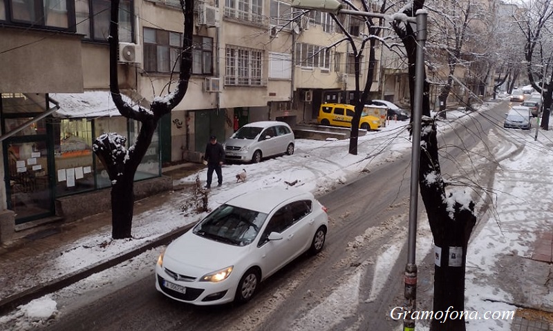 Сняг вали в цялата област, няма затворени пътища