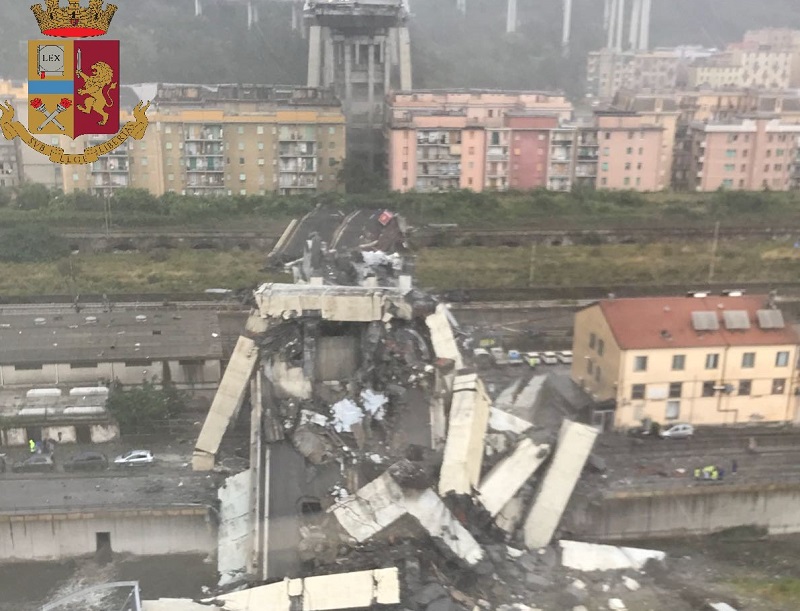 Трагедия в Италия: Мост на магистрала рухна, жертвите са 11