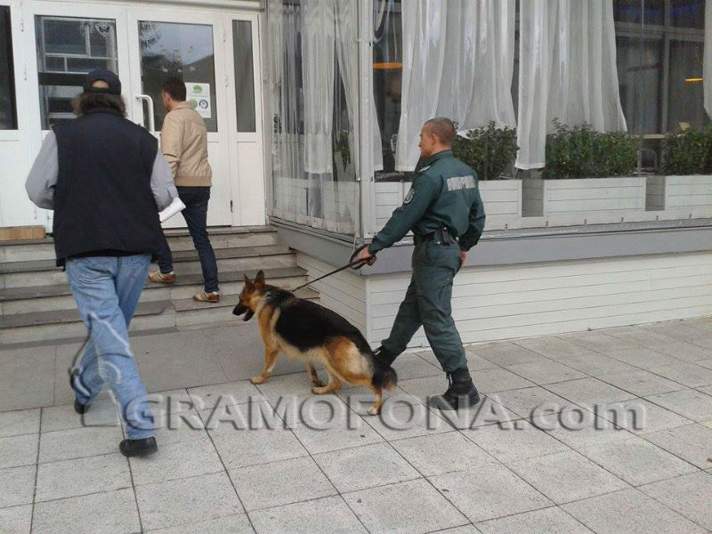 Граничарско куче търси бомба в Дома на НХК