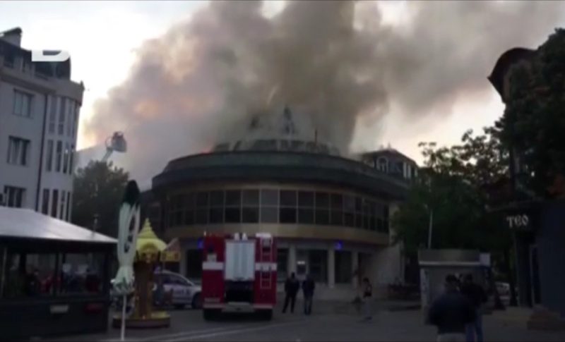 Голям пожар в центъра на Благоевград, гори емблематична сграда