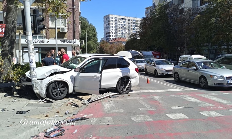 Две коли в адски сблъсък на Новата поща, няма жертви