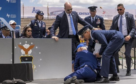 Американският президент се спъна и падна на церемония в Колорадо