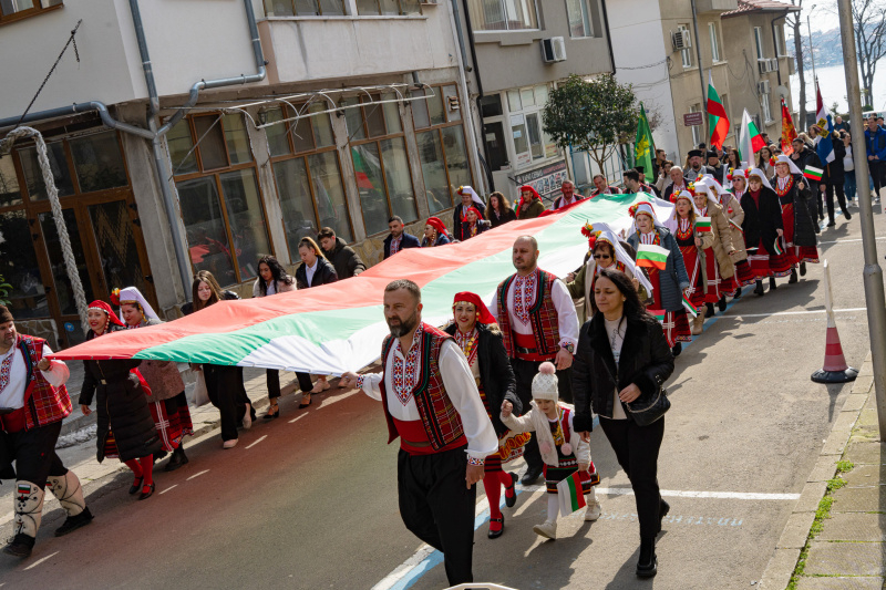 Огромен трибагреник развяха в Царево за Трети март (СНИМКИ)
