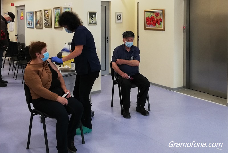 България получи първите ваксини срещу Омикрон, но не всеки може да си постави