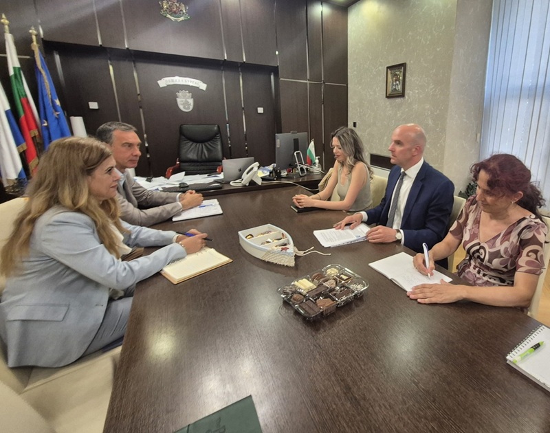 Кметът Николов предложи да има повече целогодишни полети между Бургас и Великобритания 