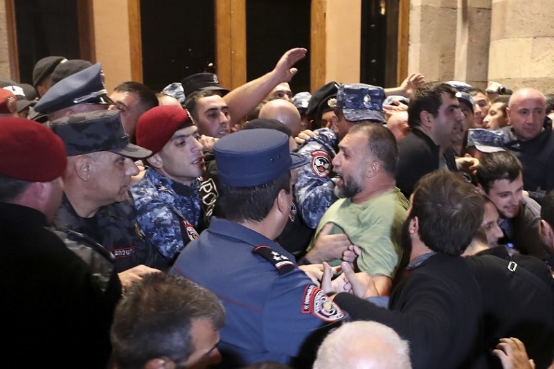Напрежение след примирието: Трети ден сблъсъци в Ереван