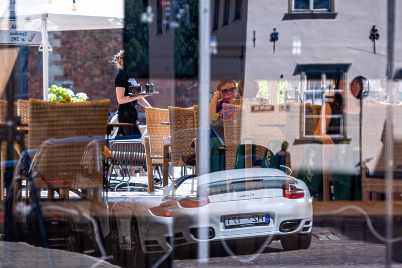 Кола с българска регистрация се вряза в заведение в Атина