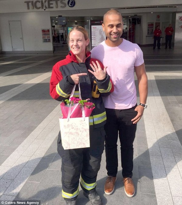 Мъж извика пожарната, за да предложи брак на приятелката си