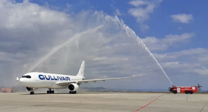 С водна арка в Бургас посрещнаха първия самолет на нова българска авиокомпания