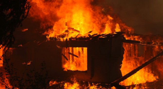 Жестока трагедия в Средец, баща и двете му деца изгоряха при пожар