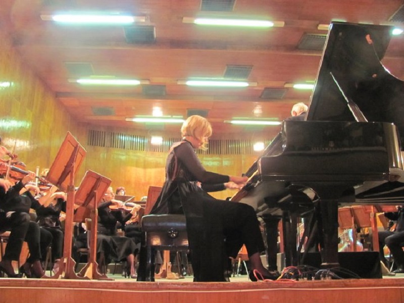 Рада Чомакова с предколеден концерт с оркестъра на бургаската опера