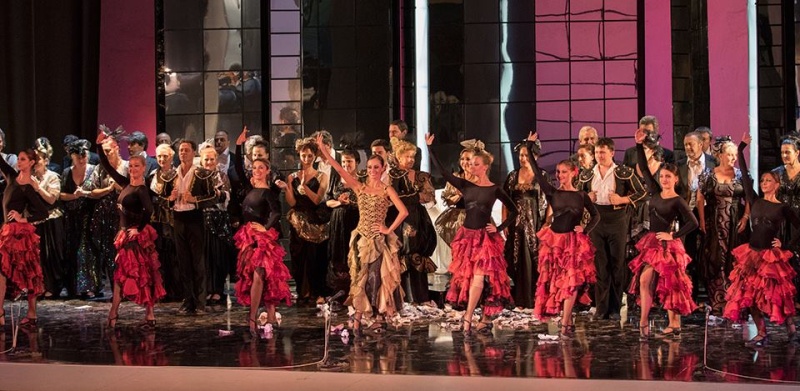 Международен звезден състав играе „Травиата“ в Летния театър