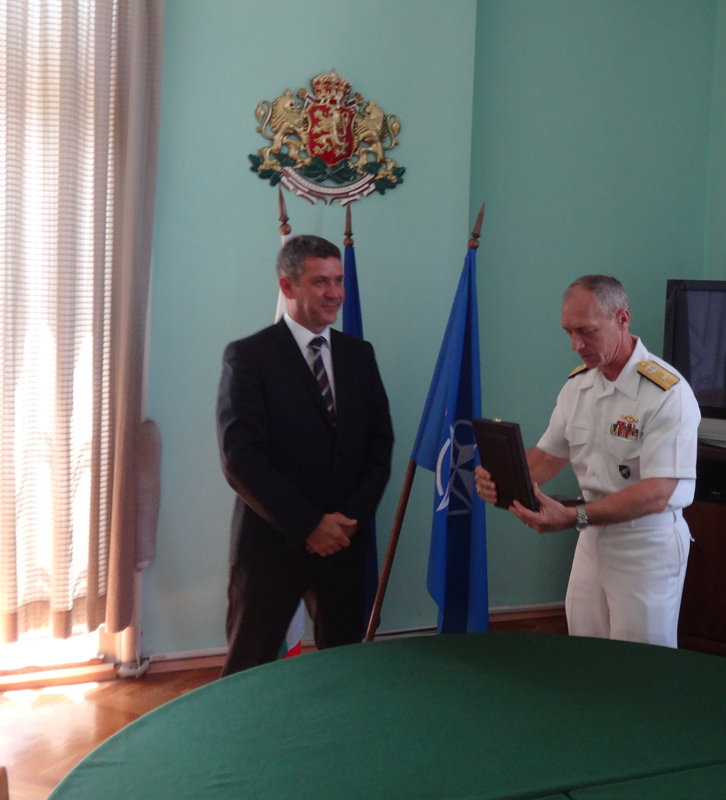 Павел Маринов връчи почетен знак на контраадмирал Роберт Каменски