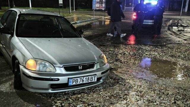 Кола пропадна в отворила се от дъждовете дупка в Пловдив