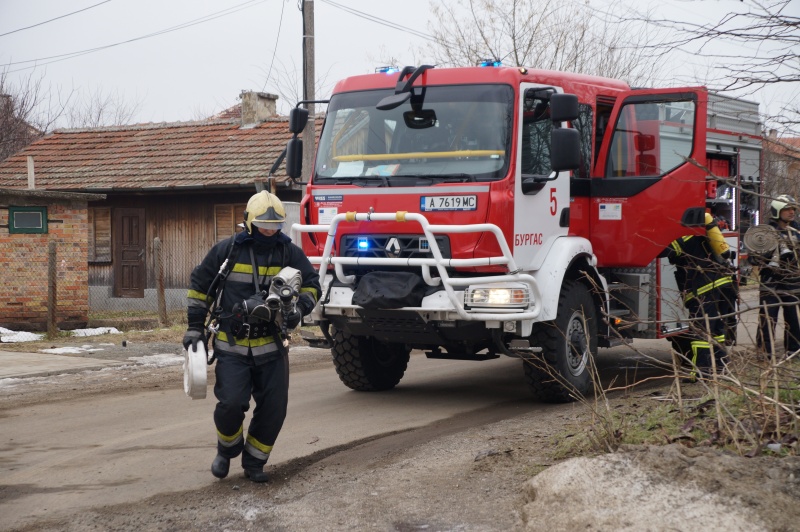 Пожар изпепели покрив и етаж на къща в Драчево
