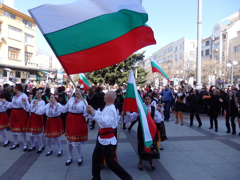 Бивши министри поведоха хорото в центъра на Бургас