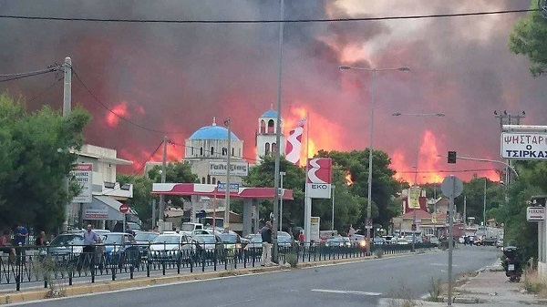 Българка е ранена при пожарите край Атина