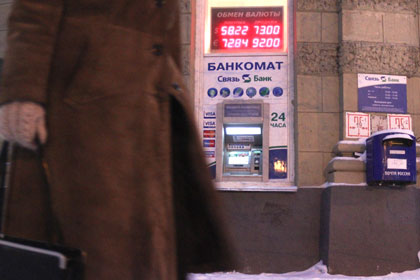 Паника в Русия: Еврото стигна 100 рубли