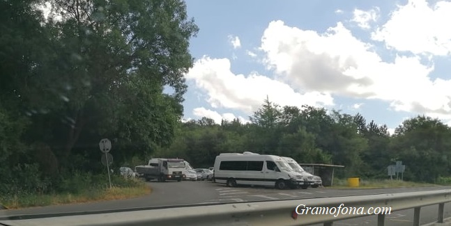 Входът на Отманли блокиран от паркирани автомобили, част от протестиращите се местят в Бургас