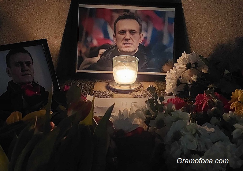 Цветя в памет на Навални и в Бургас