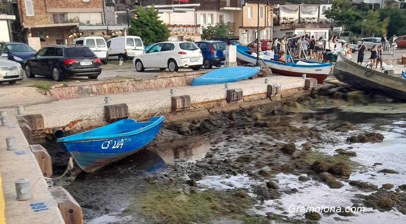 Невиждан отлив на пристанището в Созопол, лодки останаха на камъните, вместо във водата