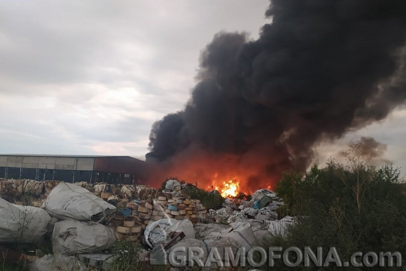 Пожар в завода за пластмаса в Средец, трети час огнеборците не могат да овладеят стихията