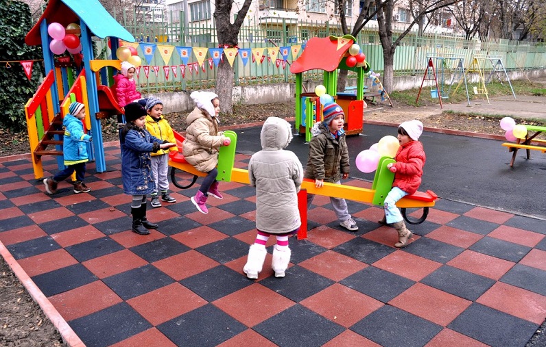 Детски площадки и междублокови пространства грейват като нови по програма за публично-частни партньорства
