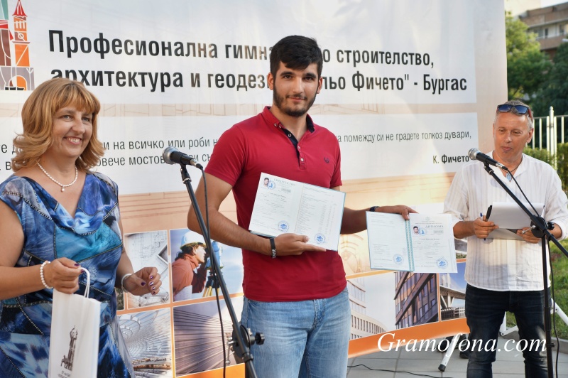 Строителната гимназия в Бургас връчи дипломите на випуск 2019 (СНИМКИ)