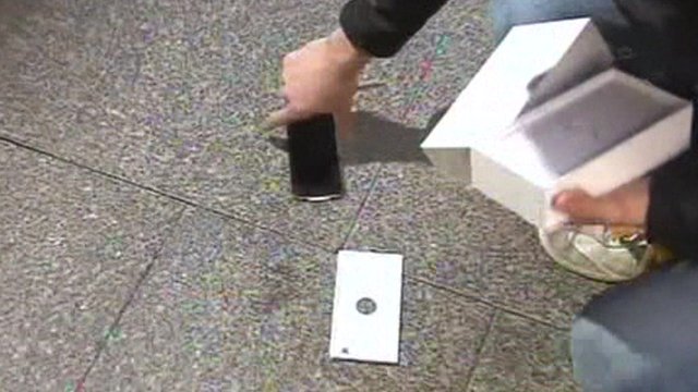 Първият човек, който успя да си купи новия iPhone 6, го изтърва още при отварянето му