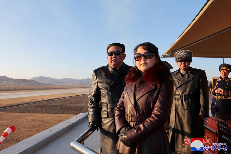 10-годишната дъщеря на Ким Чен Ун инспектира с татко си база на ВВС