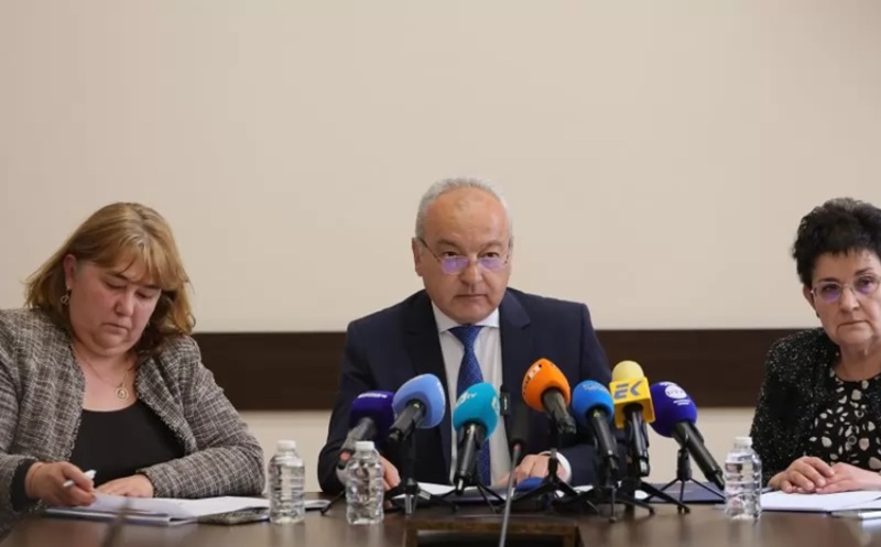 Кабинетът реже заплатите на чиновници и министри