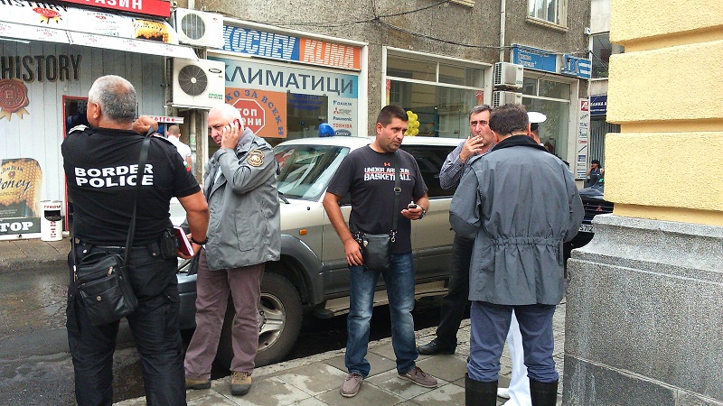Герои: Две момчета спасявали хората във водния ад край Отманли