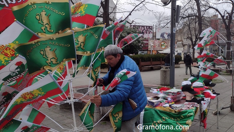 Бургаски търговец прибра руските знамена преди 3 март