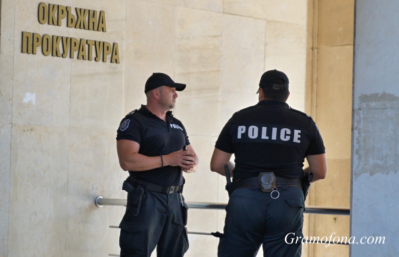 Задържаха под стража двама, отвлекли и набили момиче в Бургас