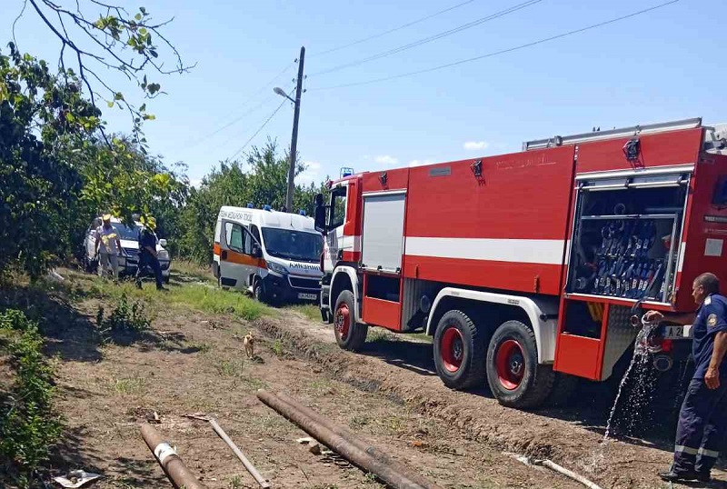 Три пожара горят в момента в Бургаско, човек почина от задушаване