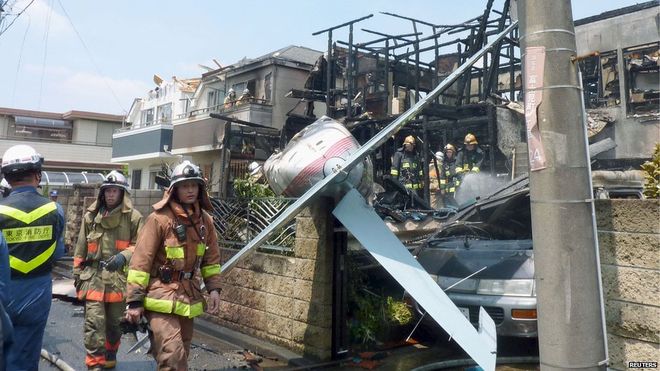 Самолет се разби в сграда в Токио и уби трима
