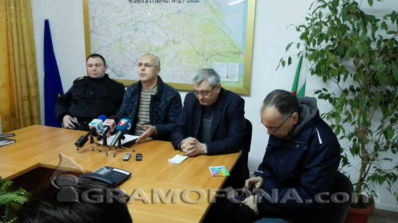 Камионът с полицаите се е преобърнал веднъж и е паднал в 5-метровото дере