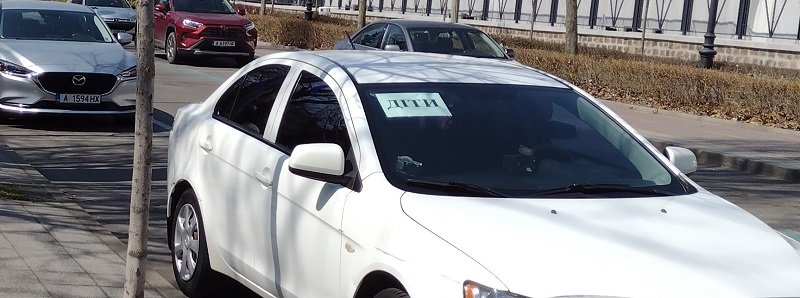 Украинци свалят табелите на колите си, за да не им ги крадат