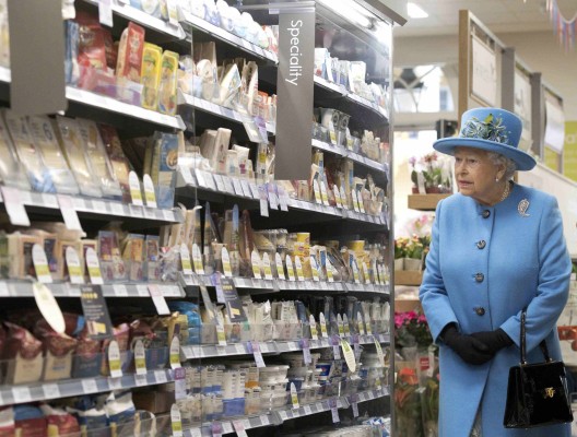Британската кралица на разходка в супермаркет