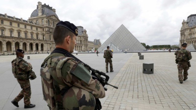 Войник простреля нападател с мачете в Лувъра