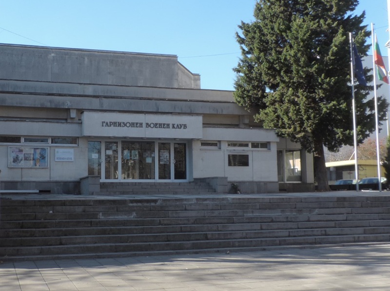 Община Бургас иска от държавата зрителната зала и библиотеката на Военния клуб за културна дейност