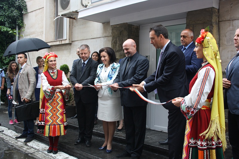 Кмет и министър прерязаха лентата на ИАРА, Борисов я прибра