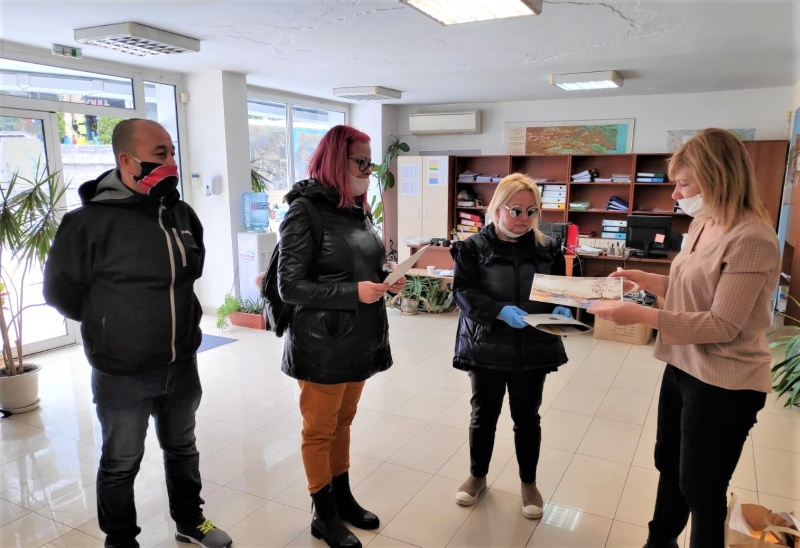 Родители на 3 деца дариха 3000 лв. за борбата срещу коронавируса в Бургас