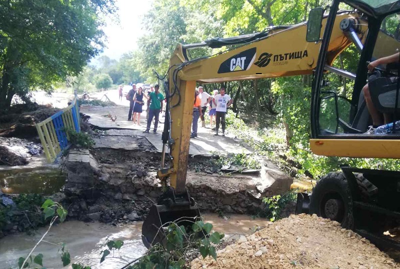 Пътни строители помагат в разчистването на наводнените села в Карловско