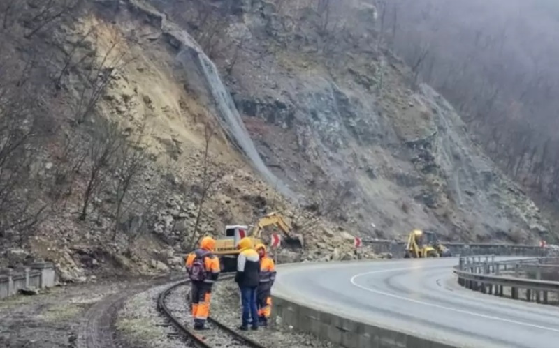 Свлачище затрупа трасето на Родопската теснолинейка