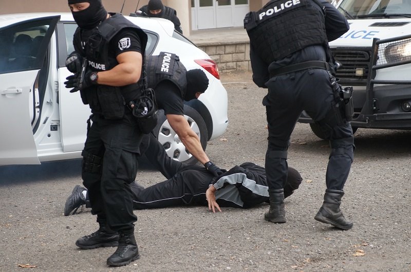Масови арести в Бургас и София за търговия с наркотици