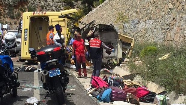 20 души загинаха при автобусна катастрофа в Турция