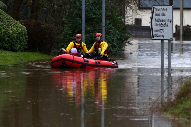 Обявиха бедствено положение в Уелс заради бурята „Денис”